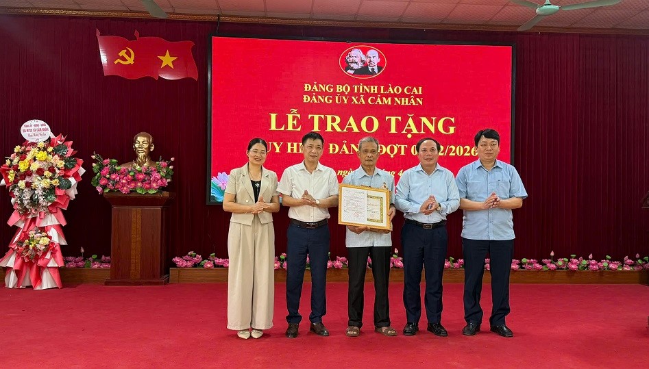 ĐẢNG ỦY XÃ CẢM NHÂN TỔ CHỨC LỄ TRAO TẶNG HUY HIỆU ĐẢNG ĐỢT 3/2/2026